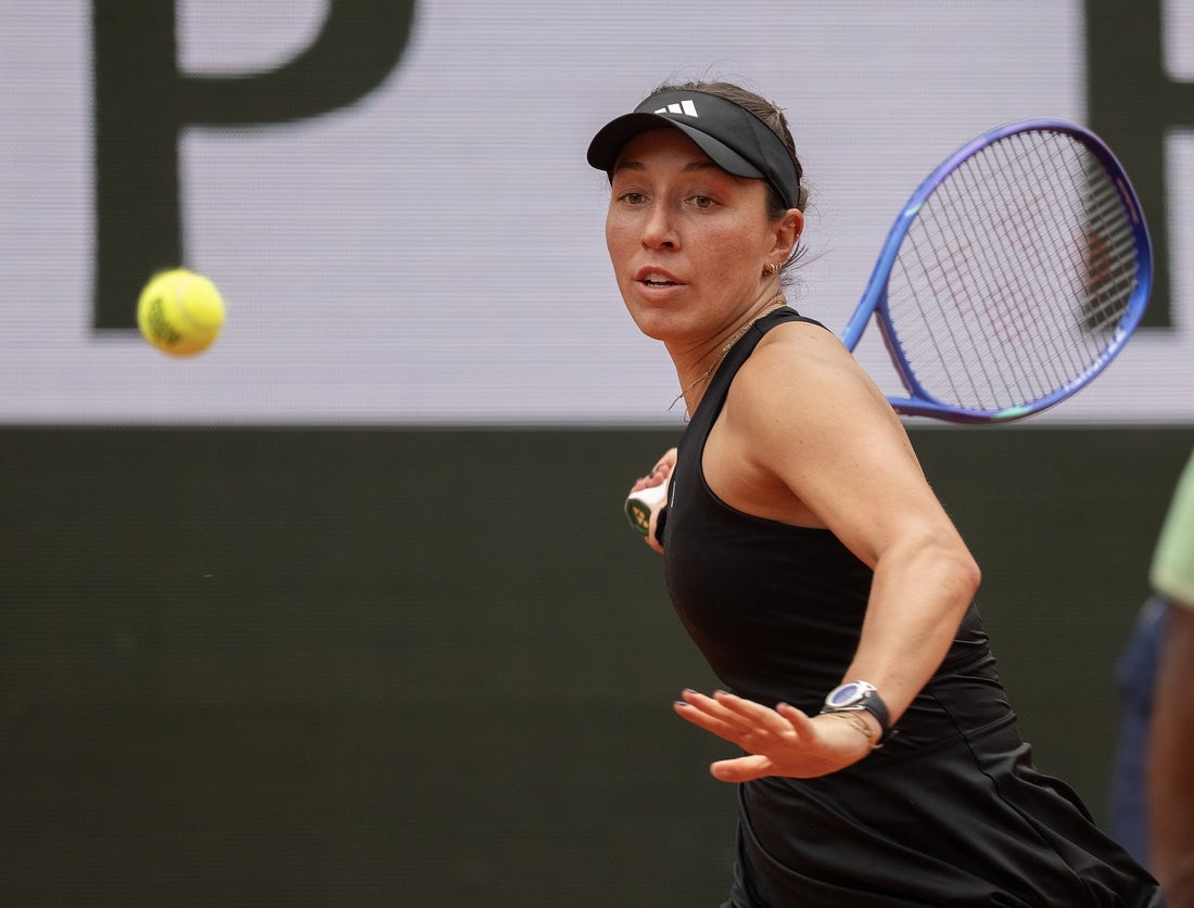 Quartet of U.S. women head to fourth round at French Open